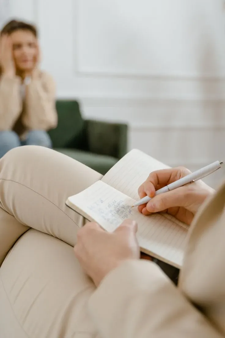 Momento de escuta durante uma sessão de psicoterapia individual no consultório.